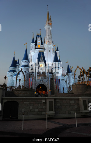 Soirée Illuminée vue du Château de Cendrillon de Walt Disney Attractions Magic Kingdom Park Central d'Orlando en Floride Banque D'Images