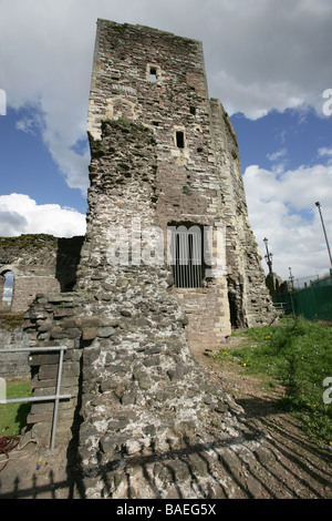 Ville de Newport, Pays de Galles. Le début du 14ème siècle ruines du château de Newport, sur les rives de la rivière Usk. Banque D'Images