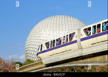 Approches Monorail Spaceship Earth à Epcot de Walt Disney World Orlando Floride Centre Parc d'Europe centrale Banque D'Images
