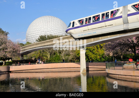 Approches Monorail Spaceship Earth à Epcot de Walt Disney World Orlando Floride Centre Parc d'Europe centrale Banque D'Images