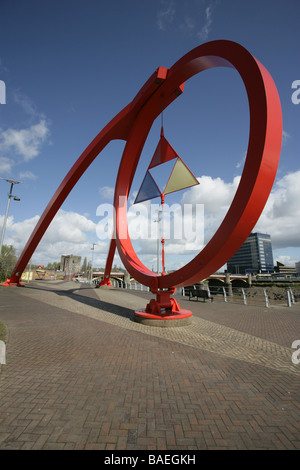 Ville de Newport, Pays de Galles. La Peter Fink conçu en acier sculpture d'art public de l'onde sur la promenade Riverside de Newport. Banque D'Images