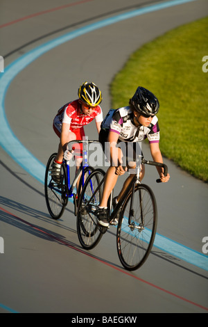 L'ILLINOIS Northbrook Deux jeunes cyclistes masculins en course cycliste à piste vélodrome Banque D'Images