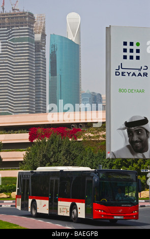 Publicité et de bus à Dubaï Banque D'Images