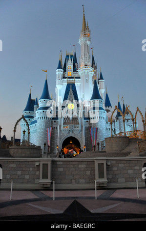 Soirée Illuminée vue du Château de Cendrillon de Walt Disney Attractions Magic Kingdom Park Central d'Orlando en Floride Banque D'Images