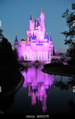 Soirée Illuminée vue du Château de Cendrillon de Walt Disney Attractions Magic Kingdom Park Central d'Orlando en Floride Banque D'Images