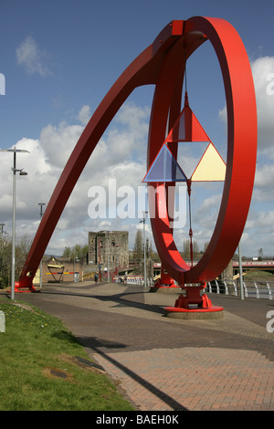 Ville de Newport, Pays de Galles. La Peter Fink conçu en acier sculpture d'art public de l'onde sur la promenade Riverside de Newport. Banque D'Images