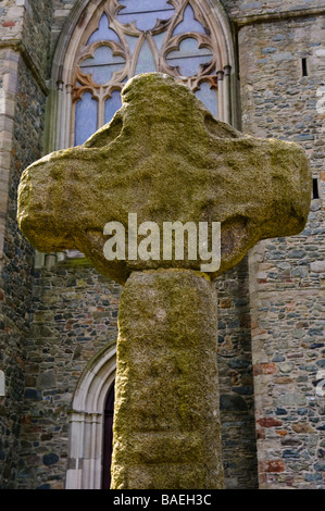 Croix à l'avant de la Cathédrale, Downpatrick. Banque D'Images