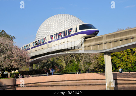 Approches Monorail Spaceship Earth à Epcot de Walt Disney World Orlando Floride Centre Parc d'Europe centrale Banque D'Images