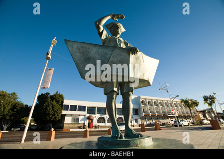 Mexique La Paz Sculpture de vieil homme et bateau de papier le long du Malecon el Viejo y el mar par artiste Guillermo Gomez Banque D'Images