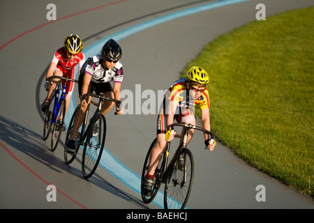 L'ILLINOIS Northbrook trois jeunes cyclistes masculins en course cycliste à piste vélodrome Banque D'Images