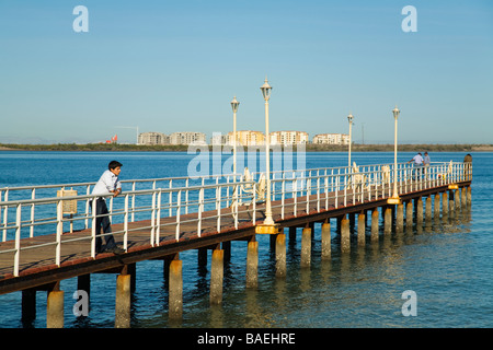 Mexique La Paz jeune homme se pencher sur les garde-corps métal sur Queens Pier qui la reine Elizabeth utilisé lors de la visite de ville source de pearl Banque D'Images