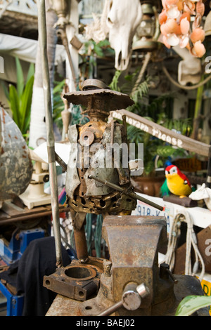 Mexique La Paz Posada Hôtel Yeneka guesthouse avec cour remplie d'antiquités et d'articles de vente de garage de l'hôtel bon marché Banque D'Images