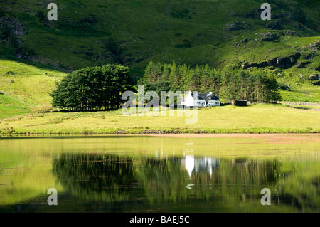 Reflets dans le miroir calme Loch Achtriochtan, Glen Coe, région des Highlands, Ecosse, Royaume-Uni Banque D'Images