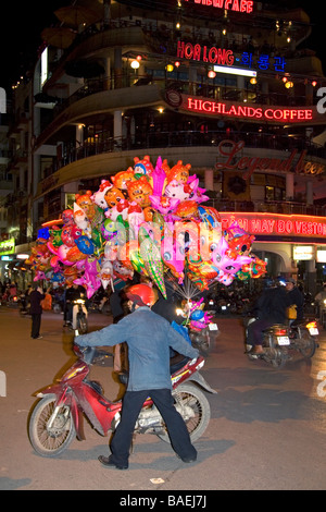 Les vendeurs de rue la vente de ballons colorés pour le Têt à Hanoi Vietnam Banque D'Images