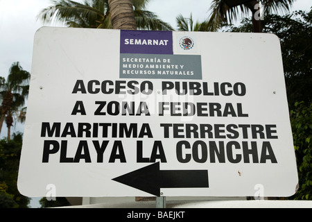 Mexique La Paz signe avec flèche montrant l'accès du public à la plage Playa de La Concha Banque D'Images