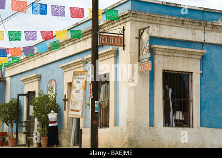 Todos Santos AU MEXIQUE drapeaux en papier colorées suspendues au-dessus de la rue commerçante de petite ville de l'extérieur de la vente au détail boutique Banque D'Images