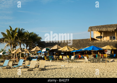 Todos Santos AU MEXIQUE parasols et chaises à l'extérieur restaurant de Playa San Pedrito sur Océan Pacifique plage populaire pour le surf Banque D'Images