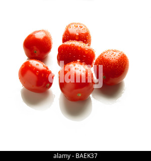 Les tomates fraîches pomodorino sur fond blanc Banque D'Images