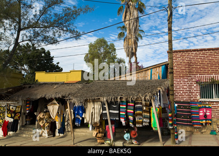 Todos Santos AU MEXIQUE extérieur de magasin de détail à vendre des tissus serapes et couvertures le long de la rue principale petite ville mexicaine Banque D'Images