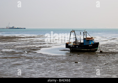 Un bateau échoué sur la coque, la boue à marée basse à Southend on Sea dans l'Essex. Photo par Gordon 1928 Banque D'Images