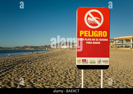 Mexique San Jose del Cabo Warning sign on beach en espagnol la zone dangereuse pour la baignade Banque D'Images