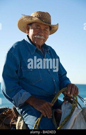 Mexique San Jose del Cabo Portrait de l'homme mexicain sur l'wearing cowboy hat et riding horse on beach Banque D'Images