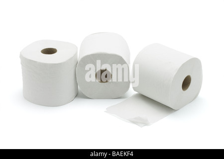 Trois rouleaux de papier toilette sur fond blanc Banque D'Images
