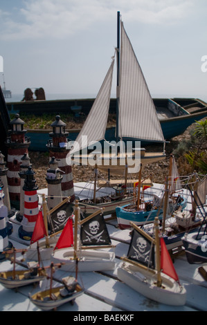 Bateau décoratif en vente sur la plage de Brighton Banque D'Images