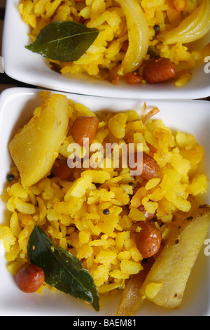 Poha est une collation faite de de riz aplatis ou battus et souvent mangé au petit déjeuner ou un brunch Banque D'Images