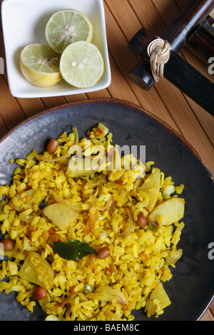 Poha est une collation faite de de riz aplatis ou battus et souvent mangé au petit déjeuner ou un brunch Banque D'Images