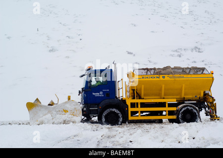 Le sablage ou chasse-neige camion frayer la voie à la Cairnwell Pass, dans l'Aberdeenshire. Banque D'Images