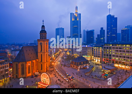 St Katherine s'Église Katharinenkirche et le centre-ville de Francfort au crépuscule Hessen Allemagne Europe Banque D'Images