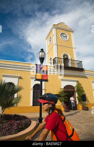 Mexique San Jose del Cabo vélo femme passé réveil entrée de la tour et l'extérieur de l'hôtel de ville bâtiment du gouvernement local Banque D'Images