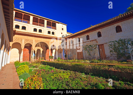 Le nord du portique et la Cour de l'étang Long (le Patio de la Acequia) au Generalife,à côté de l'Alhambra (Alhambra). Banque D'Images