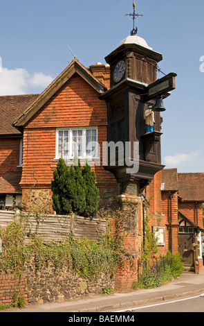 Le village tour de l'horloge à Abinger, Surrey, Angleterre. Banque D'Images
