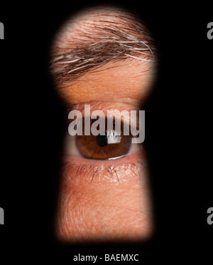 Les yeux masculins des pics de keyhole Banque D'Images