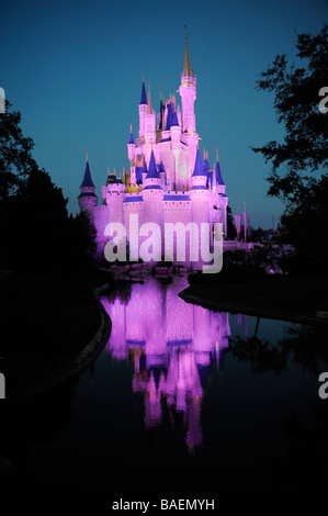 Soirée Illuminée vue du Château de Cendrillon de Walt Disney Attractions Magic Kingdom Park Central d'Orlando en Floride Banque D'Images