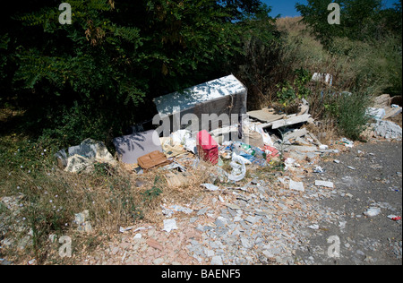 Déchets ménagers déposés à côté de route entre Monte San Savino et Sienne en Toscane, Italie. La présente loi est commun à l'Europe. Banque D'Images