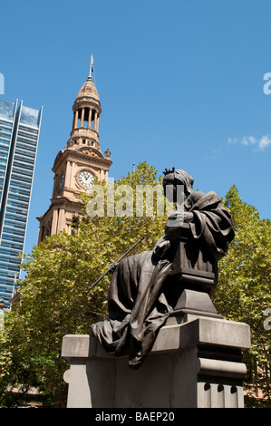 Statue de la reine Victoria et la tour de la mairie du district central des affaires de Sydney , Australie Banque D'Images