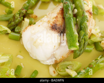 Moine sain fraîchement préparé avec du poisson avec asperges aucun peuple Banque D'Images