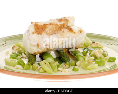 Moine sain fraîchement préparé avec des poissons isolés d'asperges sur un fond blanc avec aucun peuple et un chemin de détourage Banque D'Images