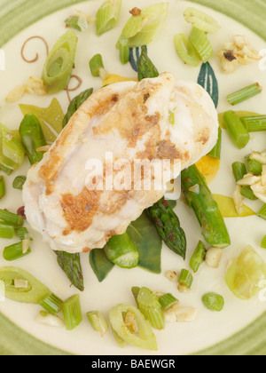 Moine sain fraîchement préparé avec des poissons isolés d'asperges sur un fond blanc avec aucun peuple et un chemin de détourage Banque D'Images