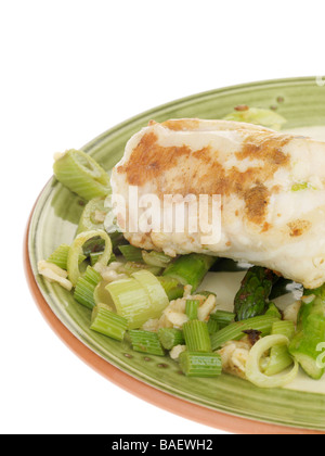 Moine sain fraîchement préparé avec des poissons isolés d'asperges sur un fond blanc avec aucun peuple et un chemin de détourage Banque D'Images