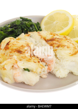 Gâteau de poisson frais garni d'épinards cuits en purée Légumes PotatoesWith Repas et aucun peuple isolé sur un fond blanc avec un chemin de détourage Banque D'Images