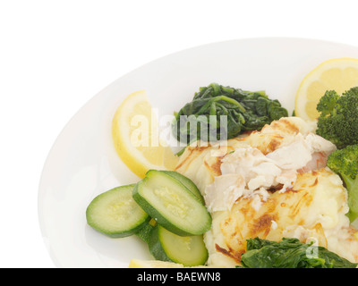 Gâteau de poisson frais garni d'épinards cuits en purée Légumes PotatoesWith Repas et aucun peuple isolé sur un fond blanc avec un chemin de détourage Banque D'Images