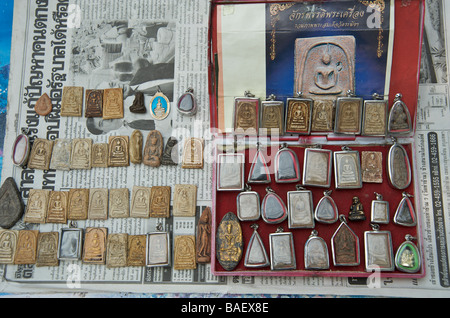 Bonne chance amulettes bouddhiques énoncés dans l'un des marchés de l'amulette à Bangkok Banque D'Images