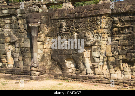 Décorées avec façade les éléphants et leurs cavaliers Terrasse des éléphants Angkor Thom Siem Reap Cambodge Banque D'Images