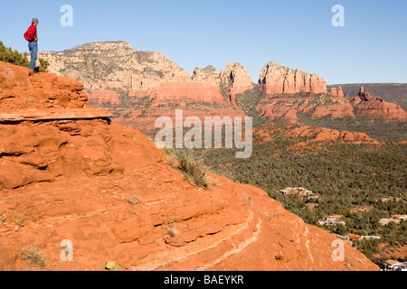 Homme debout sur le bord du Canyon - Sedona, Arizona Banque D'Images