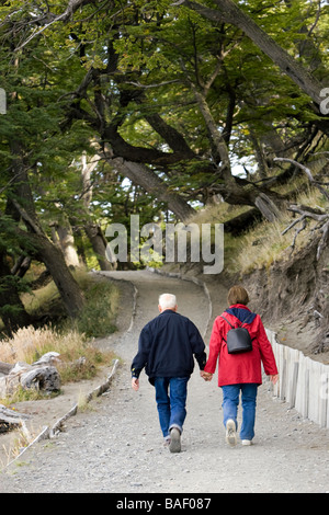 Couple en train de marcher sur le sentier de Glacier Grey - Parc National Torres del Paine, Patagonie, Chili Banque D'Images