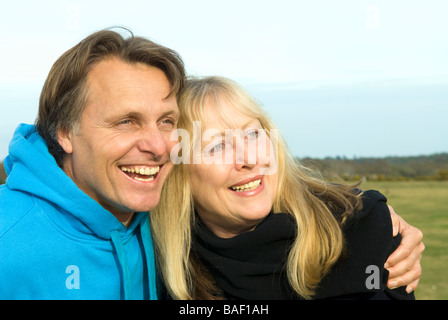 Un beau 40 fils de câlins jusqu'à sa belle mère des années 60 au cours d'une journée dans la campagne. Banque D'Images
